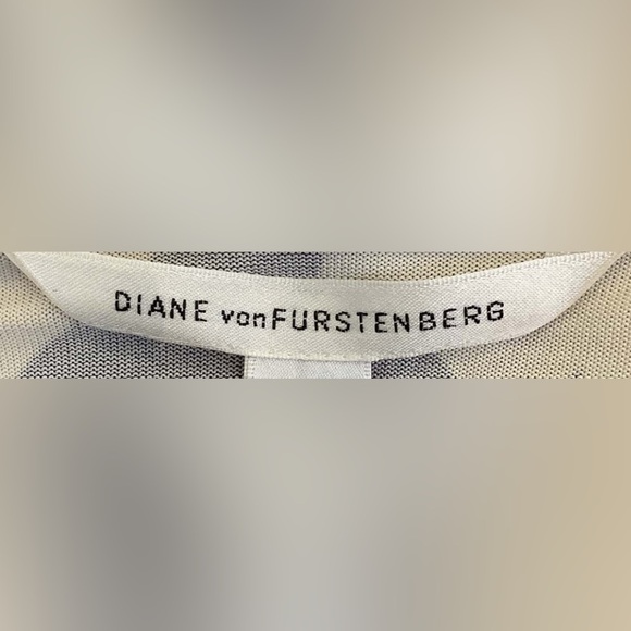 Diane Von Furstenburg knit shift dress. 4 - Picture 2 of 6